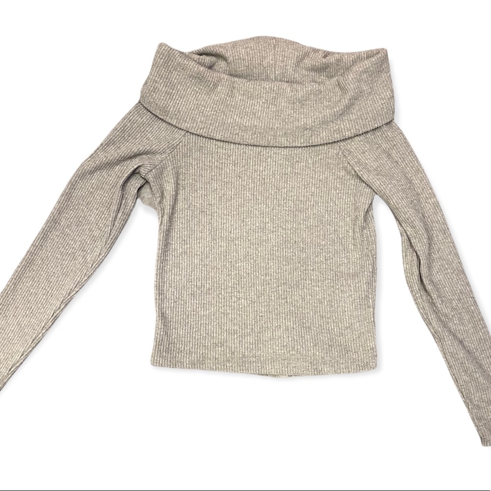 Grey off the shoulder Abercrombie top.